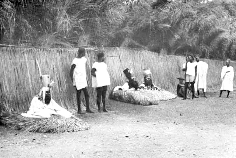 Les masques kono devant l'enclos d'initiation