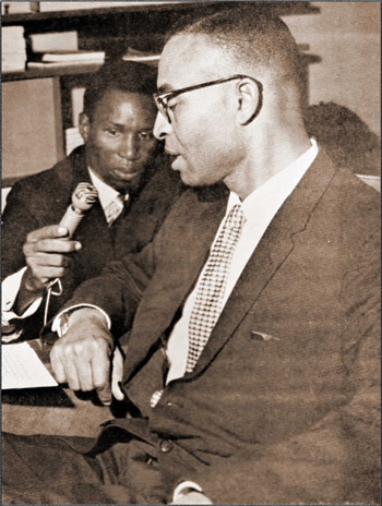 Alpha Ibrahima 'Mongo'Diallo interviewant John Morrow, premier ambassadeur US. Conakry, 1959