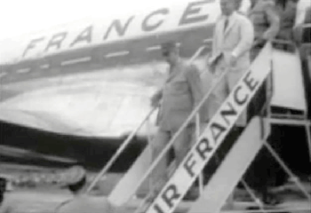 De Gaulle et B. C-G. descendent de passerelle