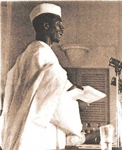 Sekou Toure lisant la declaration d'independance, Conakry, 2 octobre 1958