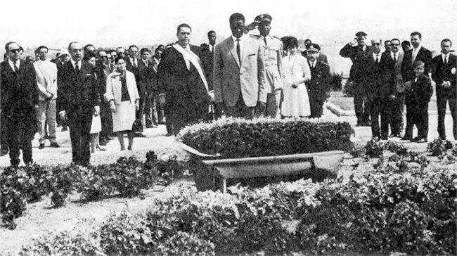 Sekou Toure depose une gerbe de fleur au Mausolee de Bizerte (Tunisie)