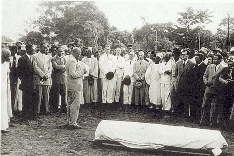 Depouille de Yacine Diallo au cimetierre de Conakry, mars 1954