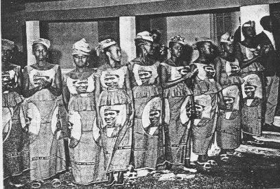 Filles du protocole portant pagnes a l'effigie de Sekou Toure